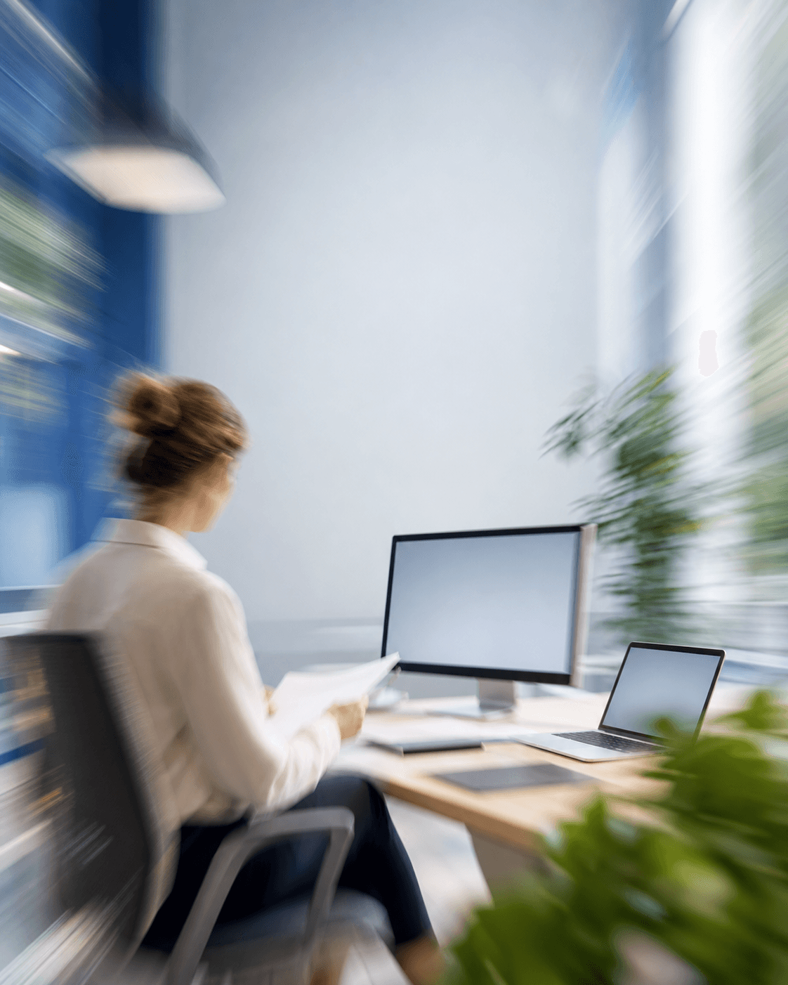 Eine Person prüft Unterlagen an ihrem Arbeitsplatz