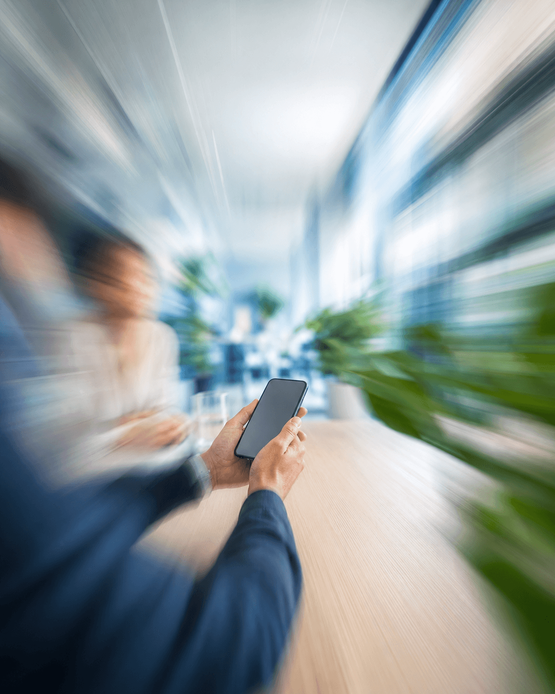 Eine Person prüft den Signaturstatus auf dem Smartphone