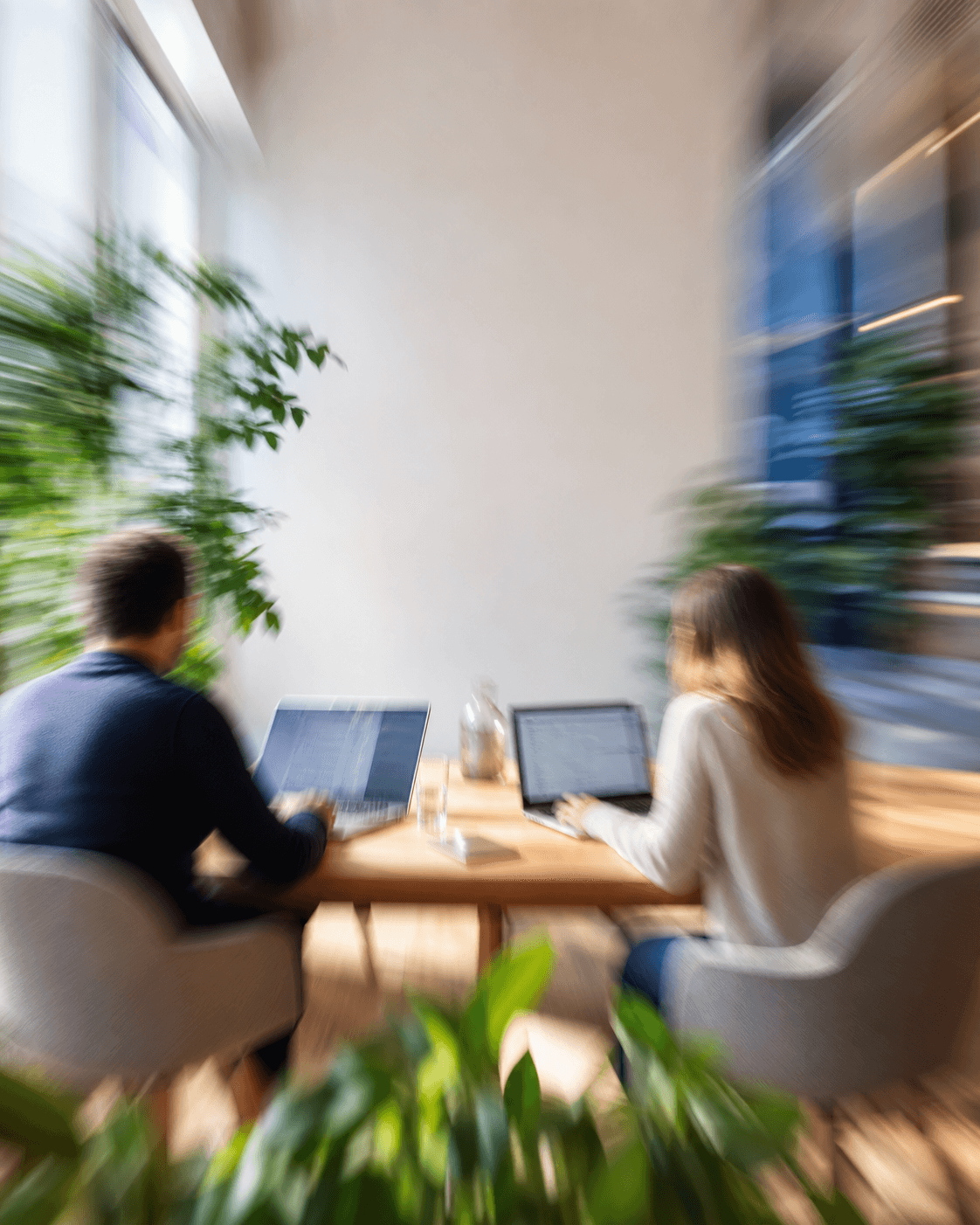Zwei Personen arbeiten gemeinsam an einem Antrag